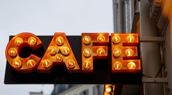Ne négligez pas les règles locales : Guide sur les réglementations des enseignes lumineuses